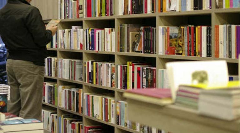Σπάτα: Ζητούνται υπάλληλοι βιβλιοπωλείου για τα καταστήματα Nakas Book House