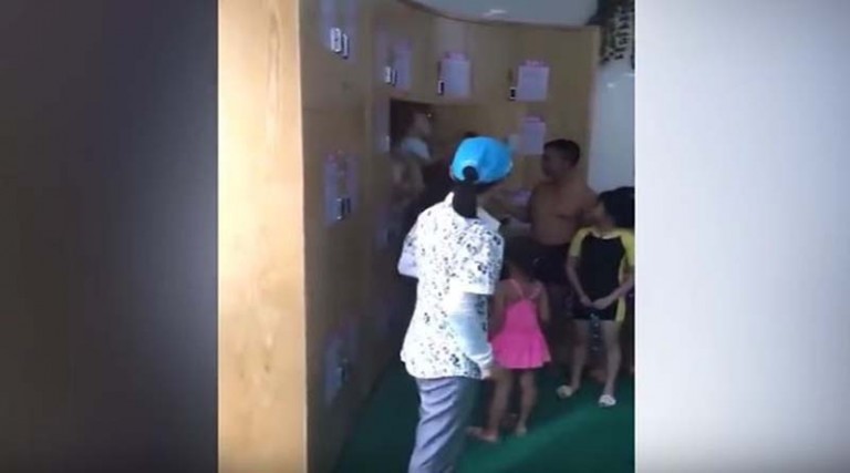 Απίστευτο! Πήγαν για μπάνιο κι άφησαν το παιδί τους στο ντουλαπάκι για τα ρούχα (βίντεο)