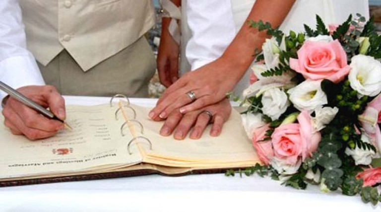 Κορονοϊός: Δήμαρχος τελεί πολιτικούς γάμους