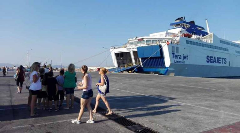 Συνεχίζονται μέχρι το τέλος Οκτωβρίου τα δρομολόγια του Tera Jet από το λιμάνι της Ραφήνας