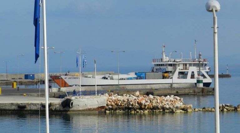 Σπάνια εικόνα: Ένα πλοίο ανοικτού τύπου στο λιμάνι της Ραφήνας