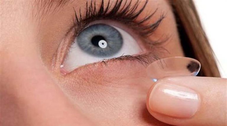 Κορονοϊός: Μεταδίδεται και από τα δάκρυα – Τι να προσέξουν όσοι φορούν φακούς επαφής