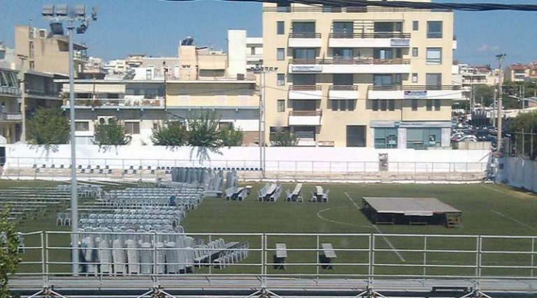 Τελευταίες ετοιμασίες για την αποψινή Κρητική ρακοβραδιά στο γήπεδο της Ραφήνας (νέες φωτό)