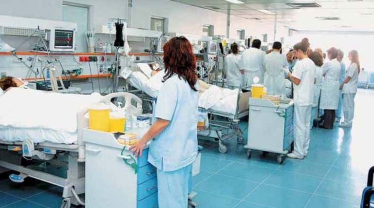 “Ασθενείς πέθαναν περιμένοντας να χειρουργηθούν” – Δραματική περιγραφή για την κατάσταση στα νοσοκομεία λόγω Covid