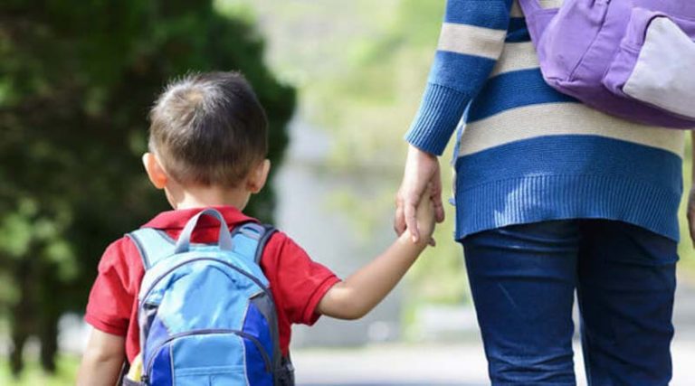 Πώς θα μας αποχωριστεί το παιδί μας ανώδυνα για να επιστρέψει στο σχολείο