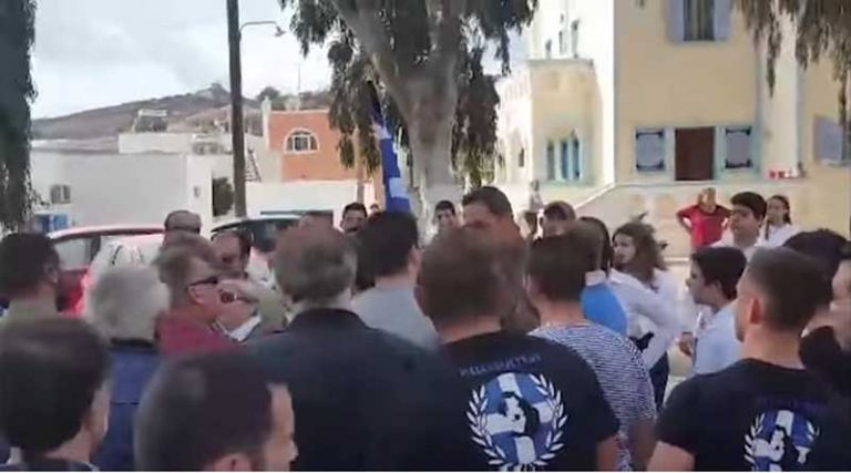 Σαντορίνη: Σφράγισαν με οξυγονοκόλληση πόρτα σχολείου για να εμποδίσουν αλλοδαπή μαθήτρια να κρατήσει τη σημαία στην παρέλαση