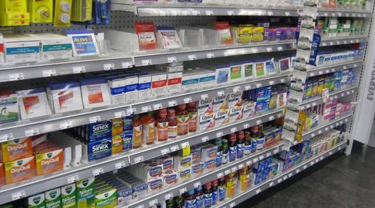 Φάρμακα: Αντιβηχικά, αντιφλεγμονώδη και αντιεμετικά μόνο με ιατρική συνταγή – Ποια έχουν εξαφανιστεί από τα ράφια των φαρμακείων