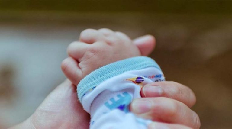 Παράνομες υιοθεσίες στα Χανιά: Γεννήθηκαν δίδυμα από παρένθετη μητέρα