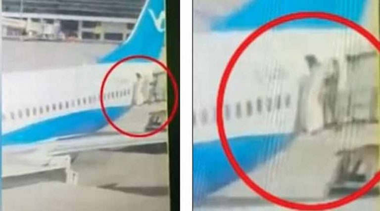 Βίντεο-σοκ: Αεροσυνοδός πέφτει στο κενό από την πόρτα αεροπλάνου