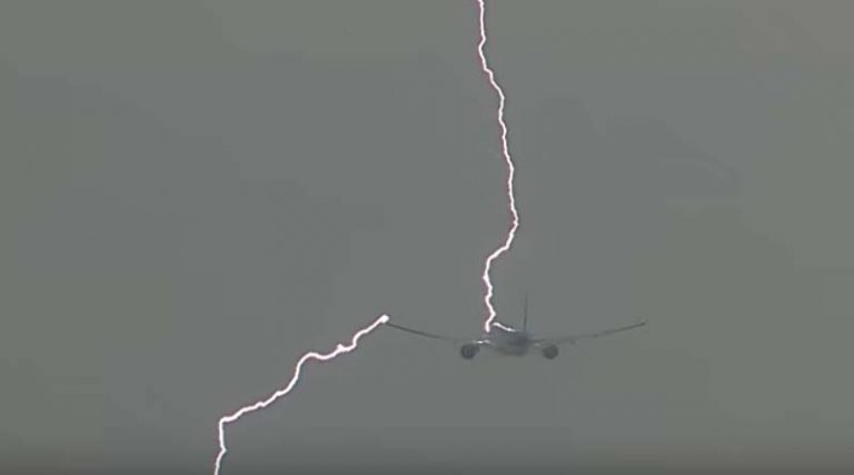 Τρόμος στον αέρα – Κεραυνός χτύπησε αεροπλάνο σε πτήση από την Αθήνα στην Θεσσαλονίκη!