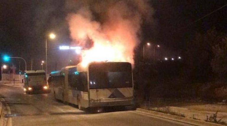 Λεωφορείο τυλίχτηκε στις φλόγες στη Βάρης – Κορωπίου (βίντεο)
