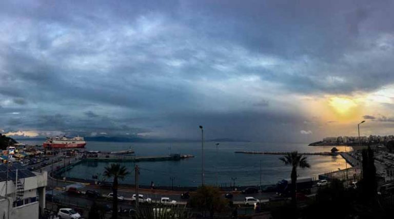Σύννεφα πάνω από το λιμάνι της Ραφήνας! (πανοραμική φωτό)