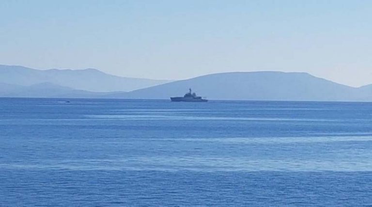 Βρετανικό πολεμικό πλοίο τώρα στο λιμάνι της Ραφήνας (φωτό)