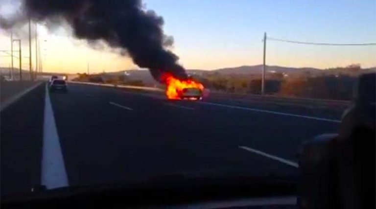 Ταξί τυλίχτηκε στις φλόγες στην Αττική Οδό μετά τον κόμβο Παιανίας – Σπάτων! Αγωνία για τον οδηγό (βίντεο)