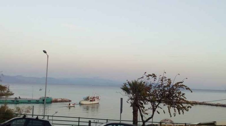 Η Τράτα, η βάρκα και το… φουγάρο! Σήμερα στο λιμάνι της Ραφήνας… (φωτό)
