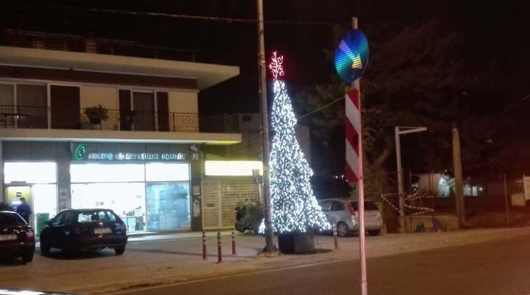 Μύρισαν Χριστούγεννα στη Διασταύρωση Ραφήνας – Άναψε το Χριστουγεννιάτικο δέντρο (φωτό)