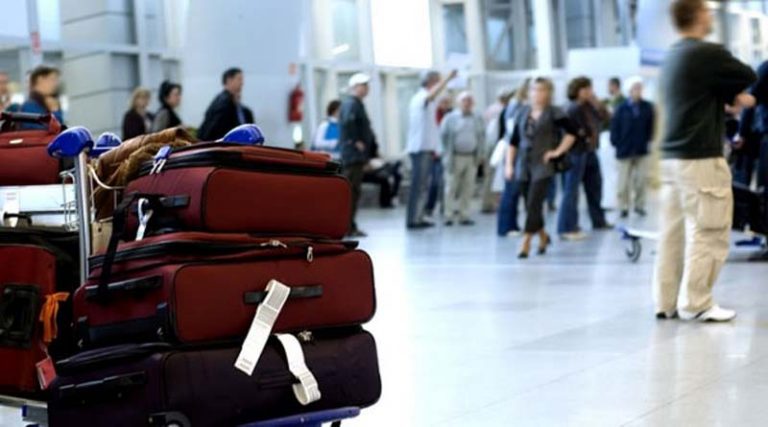 Το απόλυτο τρικ για να παίρνετε πρώτος τη βαλίτσα σας στο αεροδρόμιο