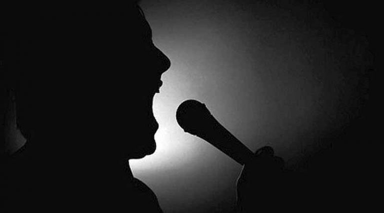 Σοκ: Πασίγνωστος τραγουδιστής κατηγορείται για σεξουαλικές παρενοχλήσεις