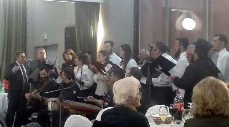Μουσική φιλανθρωπική βραδιά της ενορίας της Παντοβασίλισσας Ραφήνας στο “Αύρα” (φωτό)