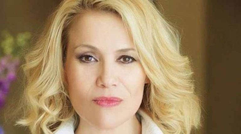 «Έριξε» το instagram η Κωνσταντίνα Μιχαήλ – Ποζάρει στα 54 της με κόκκινο μπικίνι και είναι κορμάρα
