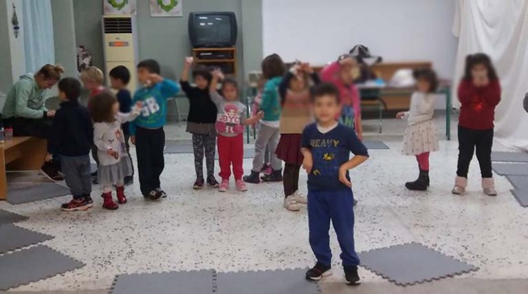 Οι μικροί μαθητές του Λυκείου Ελληνίδων Ραφήνας με τα γιορτινά αστεράκια στα χέρια τους….