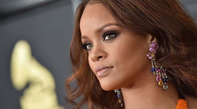 Η Rihanna ποζάρει ολόγυμνη… για το λανσάρισμα του βιβλίου της! (φωτό)