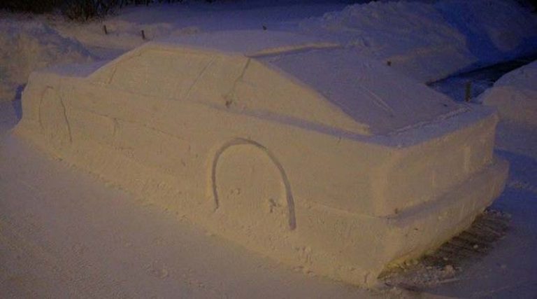 Έφτιαξε ένα αυτοκίνητο από χιόνι και ‘κόντεψε’ να πάρει κλήση από την Τροχαία