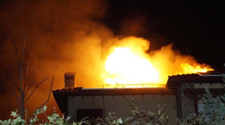 Βίντεο από τη μεγάλη φωτιά σε μονοκατοικία στην Παλλήνη