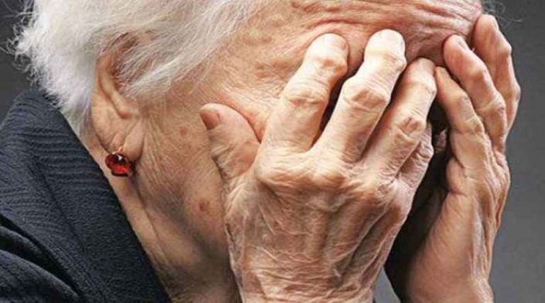 Σοκ: 55χρονος ξυλοκόπησε την 98χρονη μητέρα του