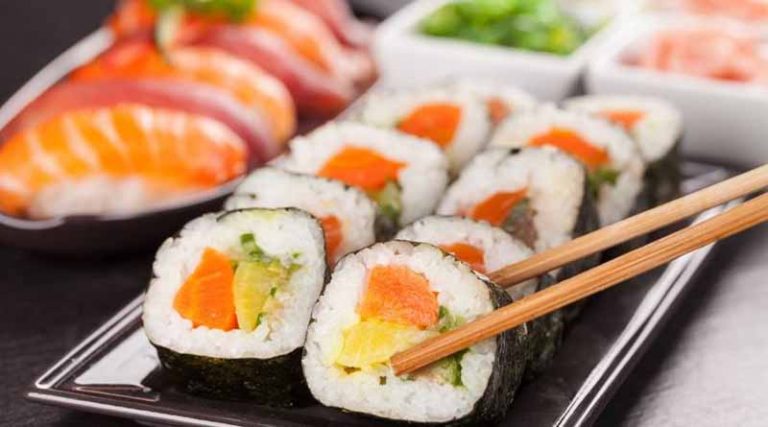 Γυναίκα κατέληξε μετά την κατανάλωση σούσι – Ξεκίνησε έρευνα από την Εισαγγελία