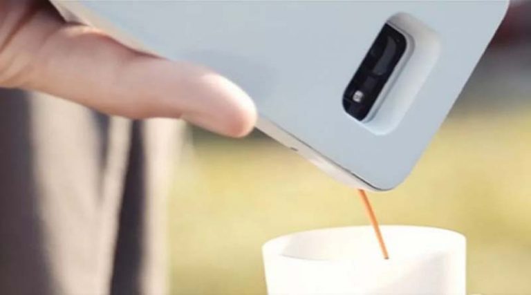 Η θήκη για κινητό τηλέφωνο που φτιάχνει… καφέ! (video)