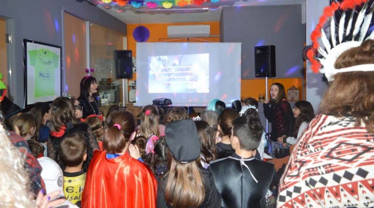 Τραγούδι και χορός στο αποκριάτικο καραόκε πάρτι του Hello Rafinas (φωτό)