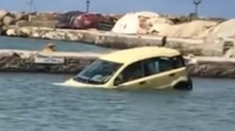Πάρος: Το αυτοκίνητο στη θάλασσα ήταν το δικό του – «Τρελάθηκε» ο ιδιοκτήτης που έπινε καφέ (φωτό & βίντεο)