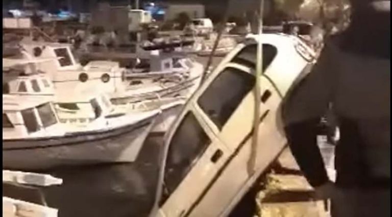 Πήγε για τσιγάρα και βρήκε το αυτοκίνητο στη θάλασσα (βίντεο)