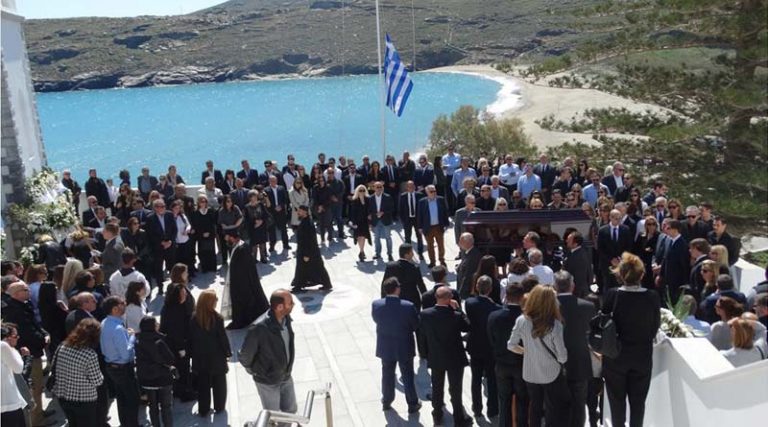 Ράγισαν καρδιές στην Άνδρο στην κηδεία του Αλεξανδρου Σταματιάδη: Ήσουν το σωστό παράδειγμα της οικογένειας