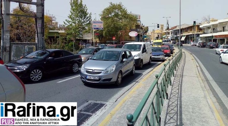 Τεράστιο μποτιλιάρισμα στην Παλλήνη εξαιτίας του τροχαίου (φωτό)