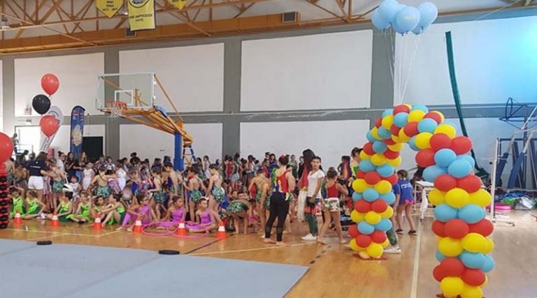 Τεράστια χρωματιστή αψίδα με μπαλόνια από το “Νούφαρο”, δωρεά του Hello Rafinas για την Γυμναστράδα
