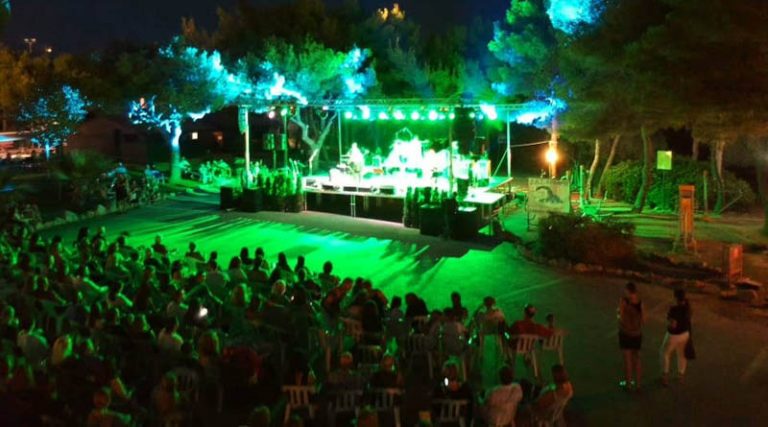 Η πρώτη μεγάλη συναυλία του καλοκαιριού στη Ραφήνα από… ψηλά (φωτό)