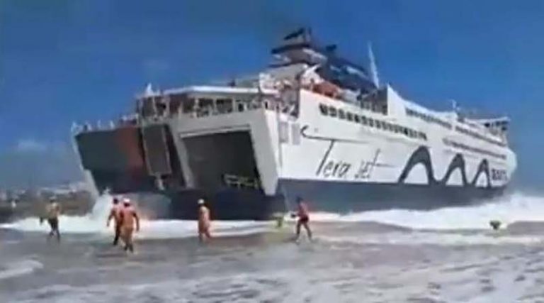 Μάχη με τα κύματα στο λιμάνι της Τήνου – Η υπερπροσπάθεια του καπετάνιου του Tera Jet (video)