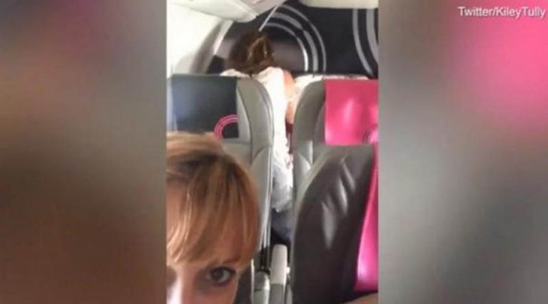 Ασυγκράτητοι εραστές! Έκαναν σεξ στο αεροπλάνο (βίντεο)