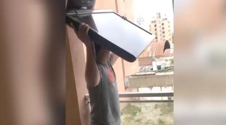 Οργισμένος φίλαθλος της Αργεντινής πέταξε την τηλεόραση από το μπαλκόνι! (video)