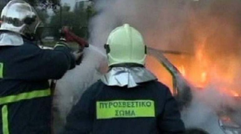 Αυτοκίνητο τυλίχθηκε στις φλόγες στην Λ. Αθηνών Σουνίου στα Καλύβια