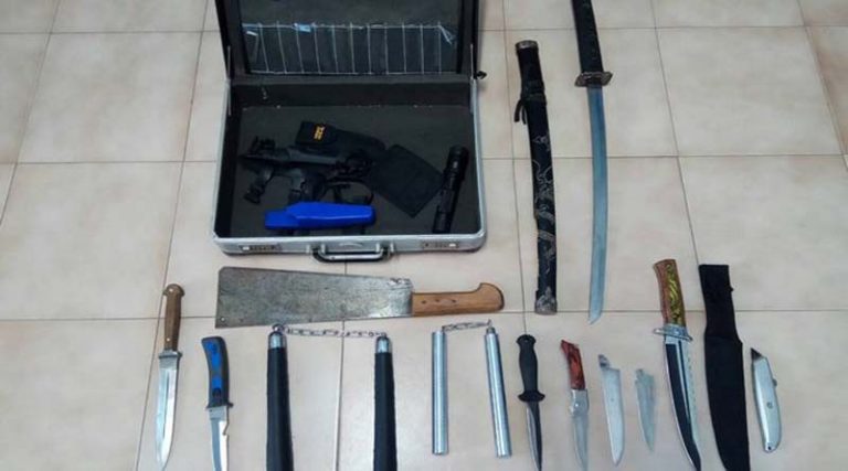 Σαντορίνη: 15χρονος είχε βαλίτσα γεμάτη μπαλτάδες και μαχαίρια!