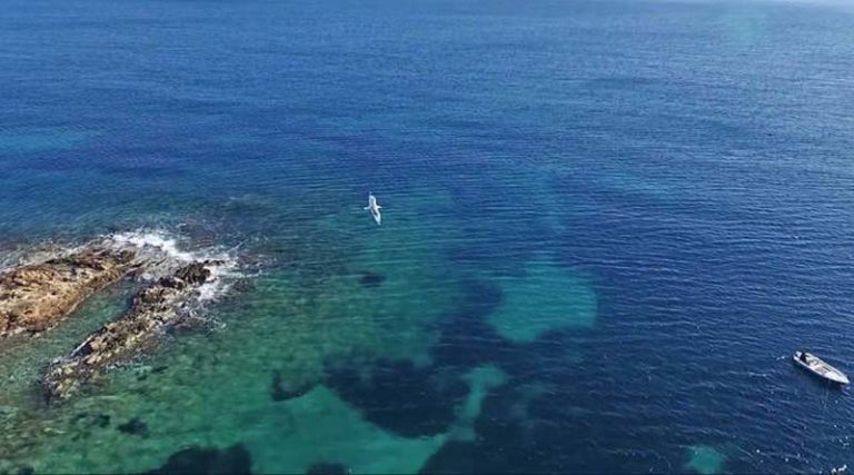 Βραυρώνα: Συγκλονιστικό βίντεο από drone – Το ναυάγιο και τα κρυστάλλινα νερά που θα σας μαγέψουν