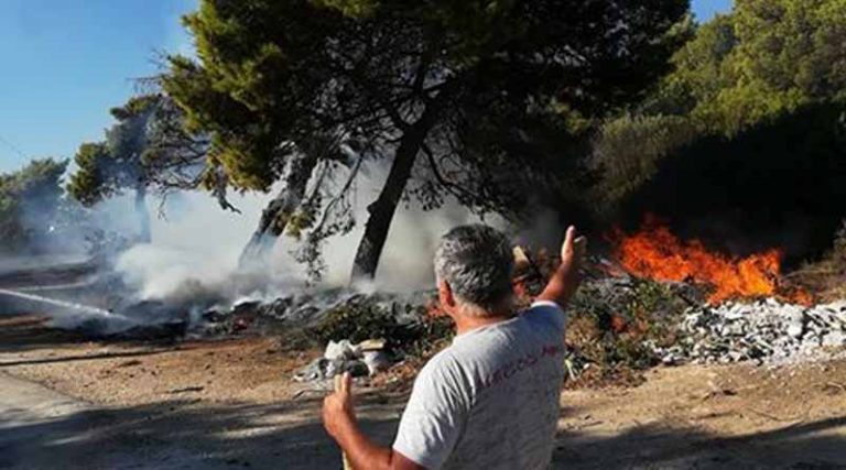 Σε χώρο αποκομιδής σκουπιδιών η φωτιά στη Ραφήνα! Είναι υπό έλεγχο (νέες φωτό)