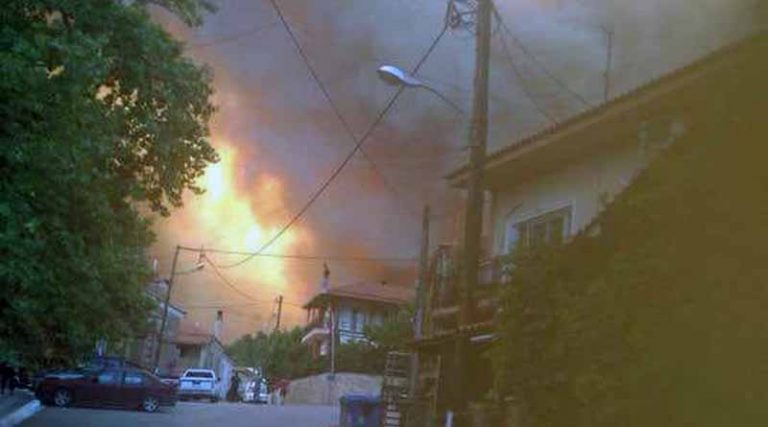 Φωτιά στην Εύβοια! Κάηκε σπίτι στο Κοντοδεσπότι. Εκκενώνεται μοναστήρι