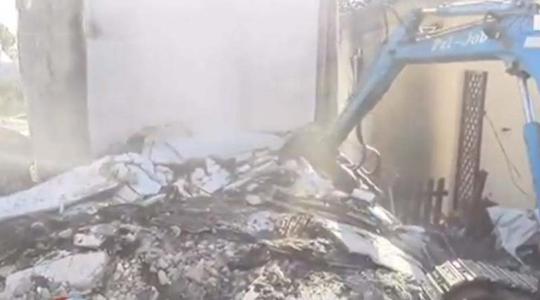 Ξεκίνησαν οι πρώτες κατεδαφίσεις των “κόκκινων” σπιτιών σε Ραφήνα & Μάτι (βίντεο)