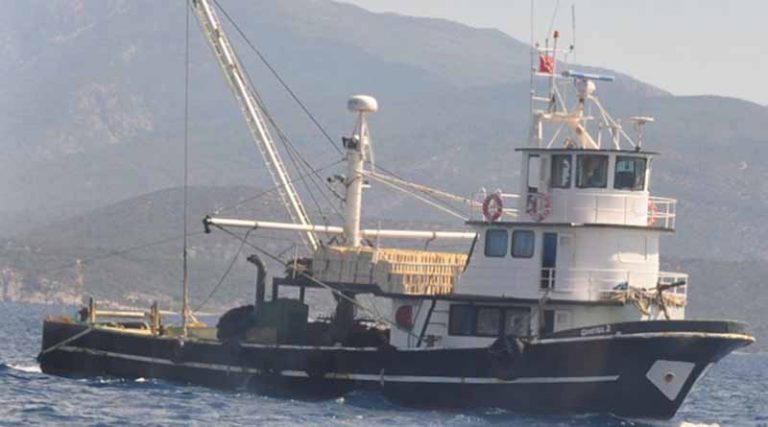 Η «μάχη» με τα τούρκικα αλιευτικά στη Λέρο (video)