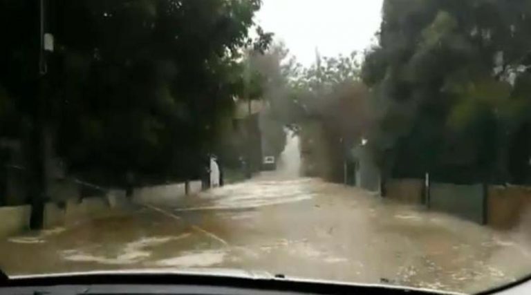 Πλημμύρισαν οι δρόμοι στο Μάτι (βίντεο)
