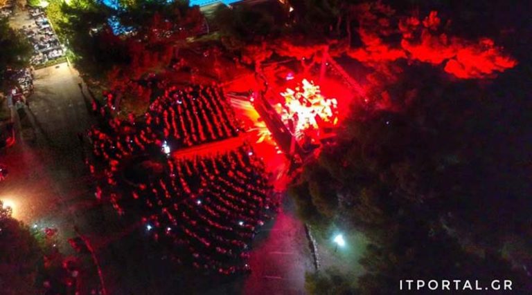Η συναυλία αλληλεγγύης του Γιώργου Νταλάρα στη Ραφήνα από ψηλά (φωτό)